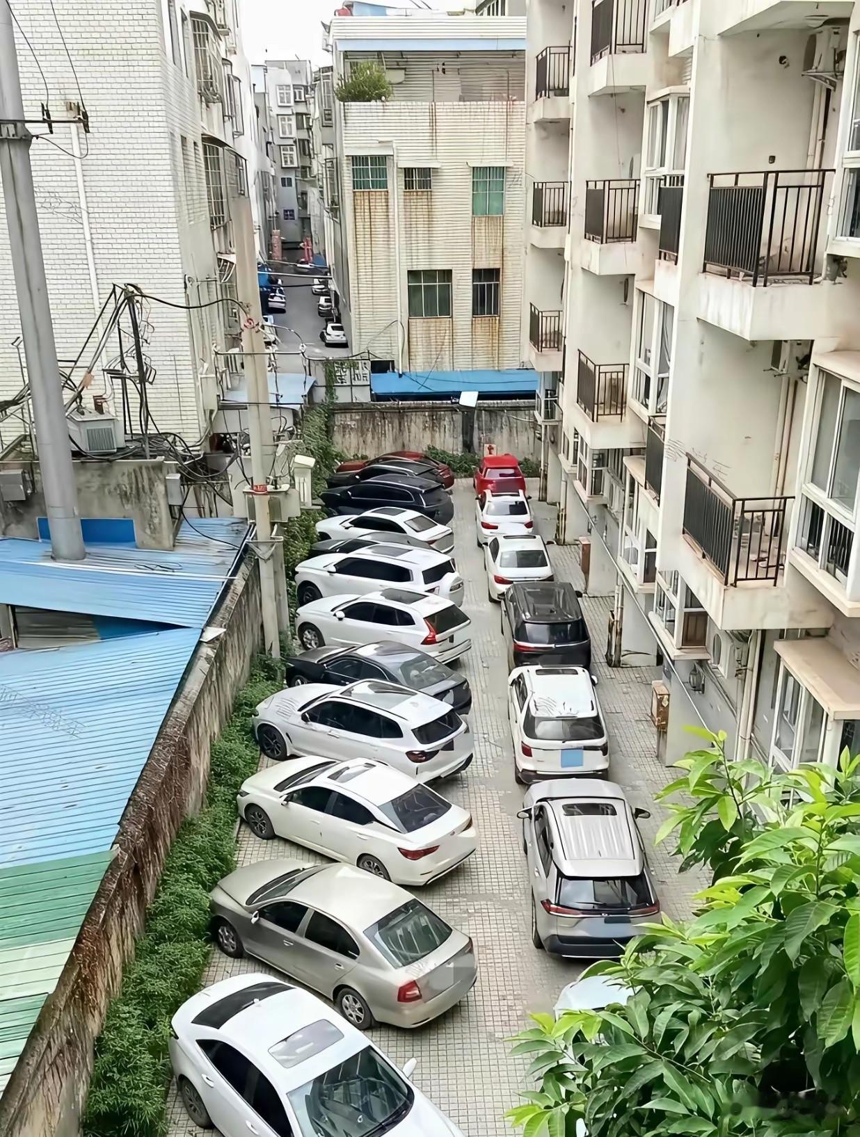 有网友说，这车停起来不占空间，出去是个麻烦事。想想都头大，你是司机你要出去，你会