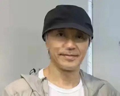 终于明白周星驰为什么不结婚了！原因很简单，不是因为他忘不了朱茵，而是他64岁的他