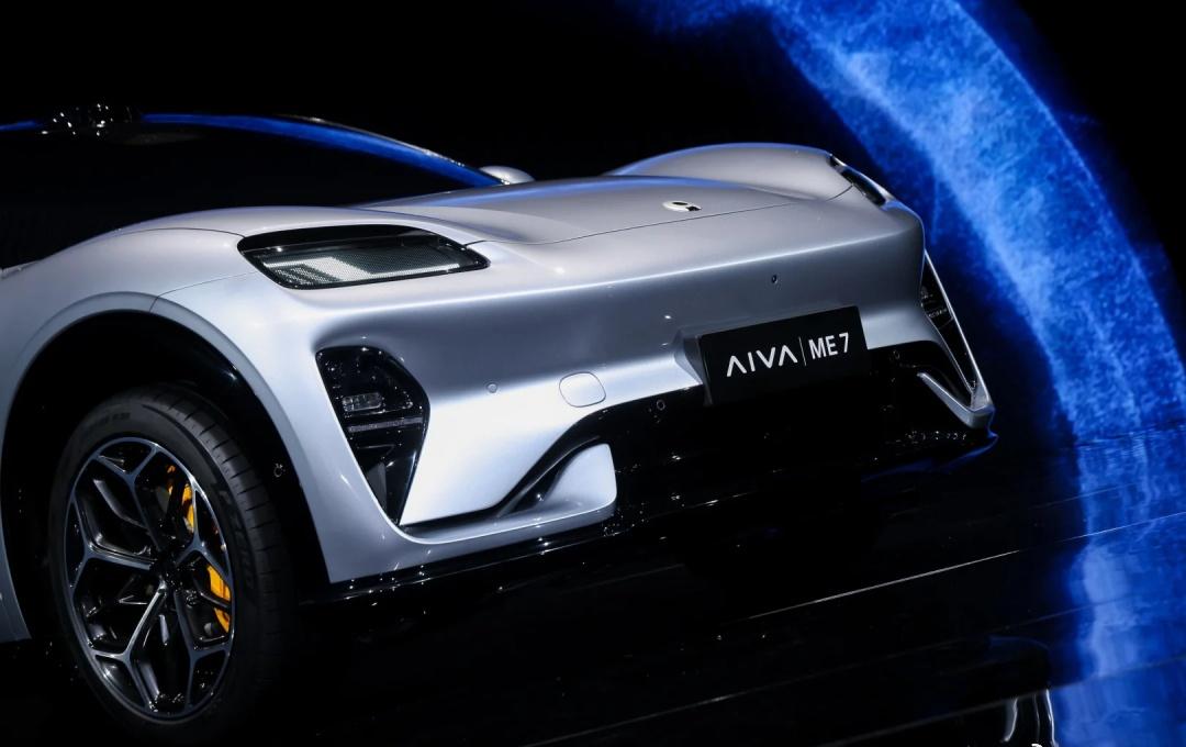 【赛豆科技首车亮相】9月28日，AIAV首款量产车型AIVA ME7在巴黎时装周