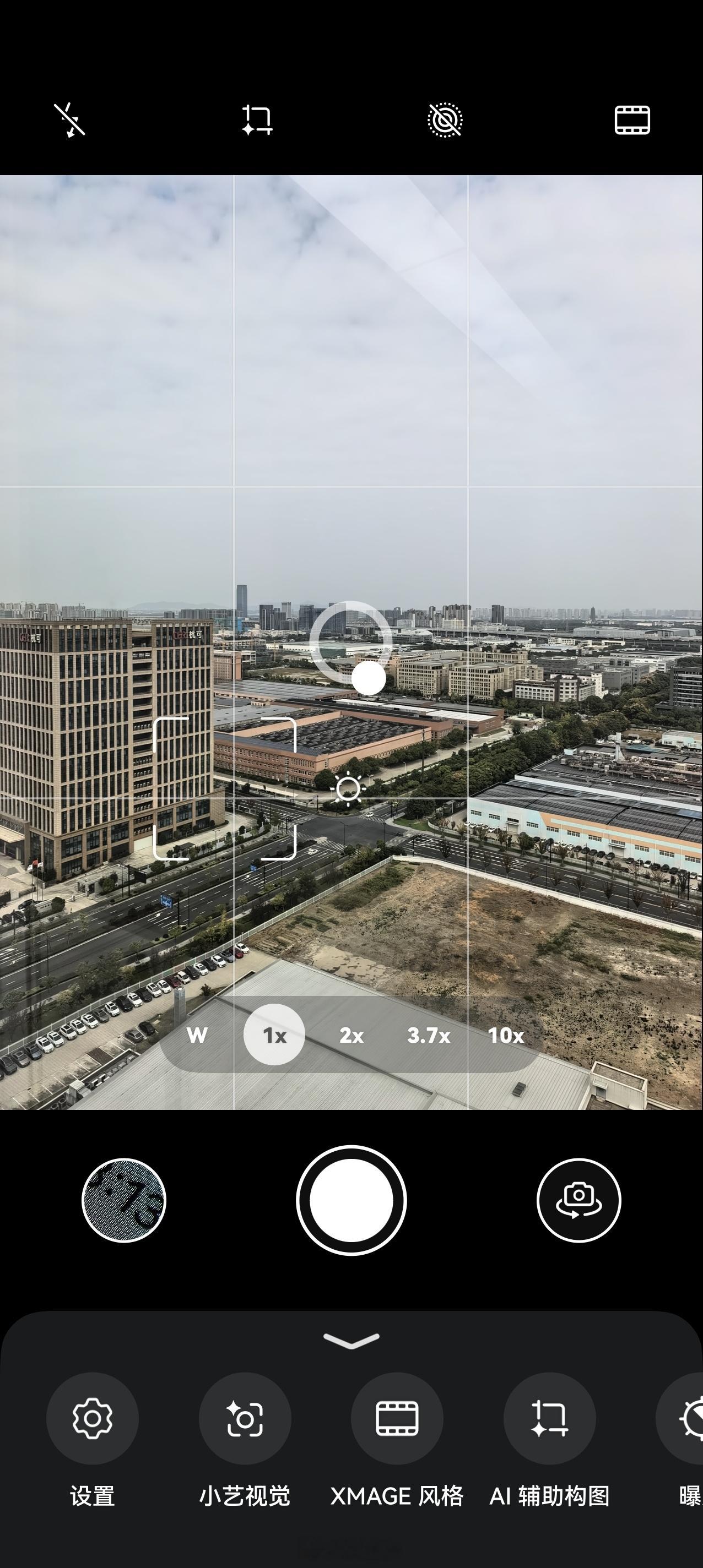 华为这个AI辅助构图对拍照小白很友好啊，如果出去游玩应该能拍出不少好照片[并不简