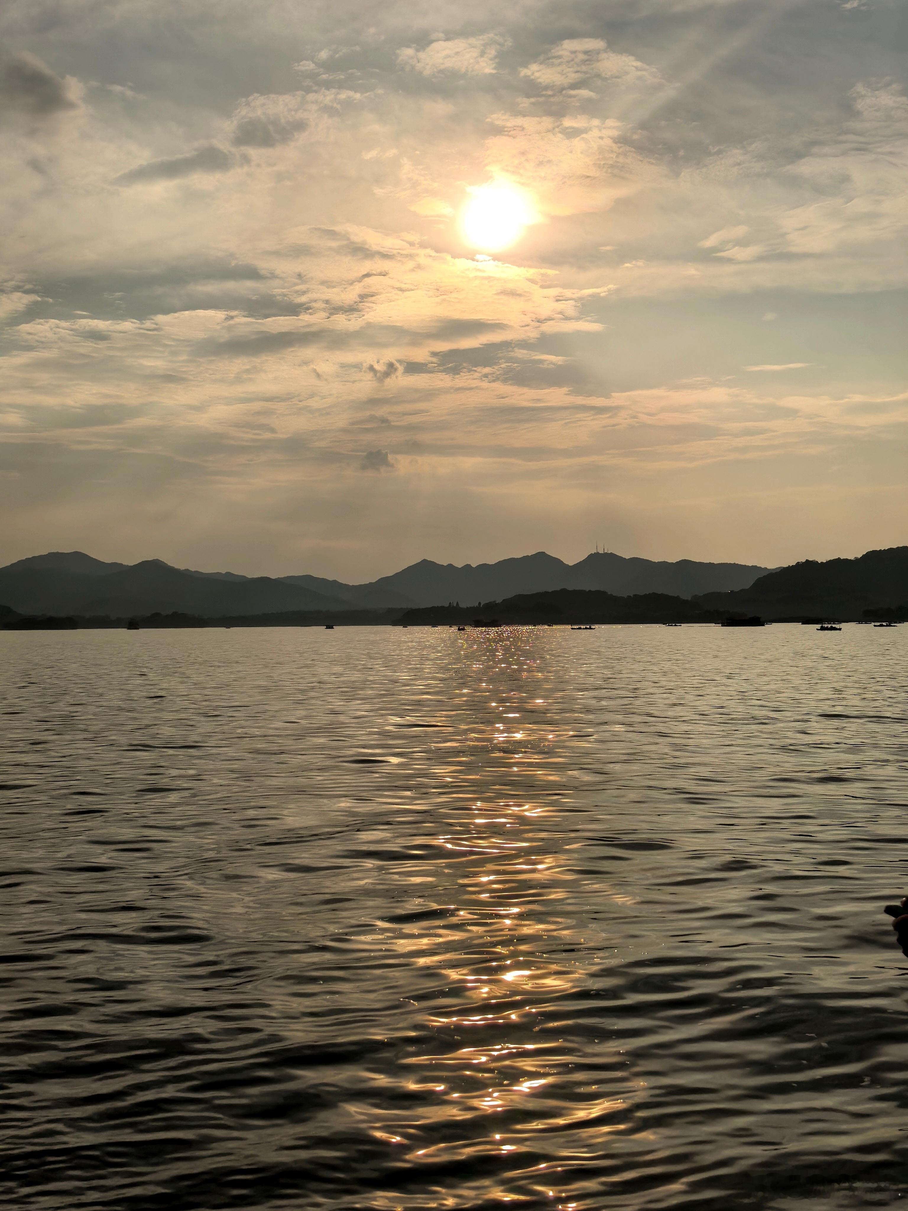 西湖这人挤得嘞，但夕阳下的湖光和树上蹦跶的松鼠，逛一圈还挺开心[哈哈]  ​​​