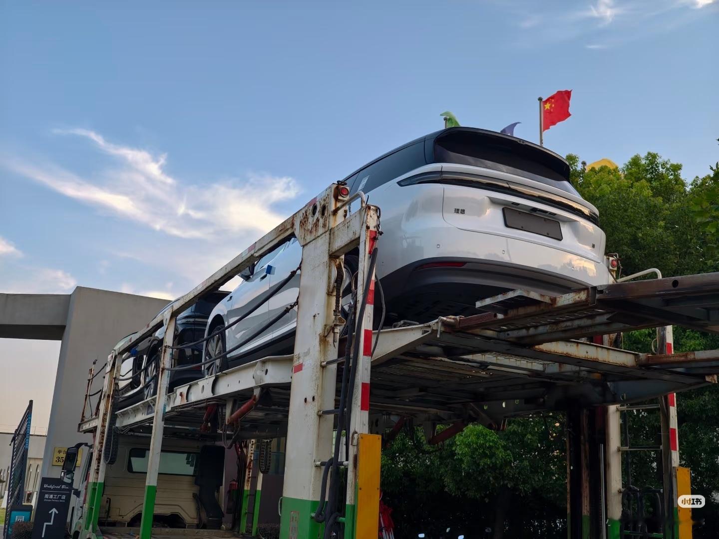 理想新 i8，喜欢理想的人应该会很喜欢。三排都很宽敞的空间，加了前备箱储物空间也