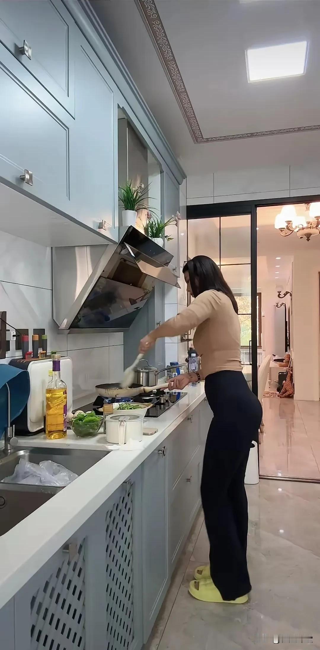 有时真相，就像水饺，煮熟时，会自己浮上来。#熟女阿姨最迷人##性感黑丝高跟yyd