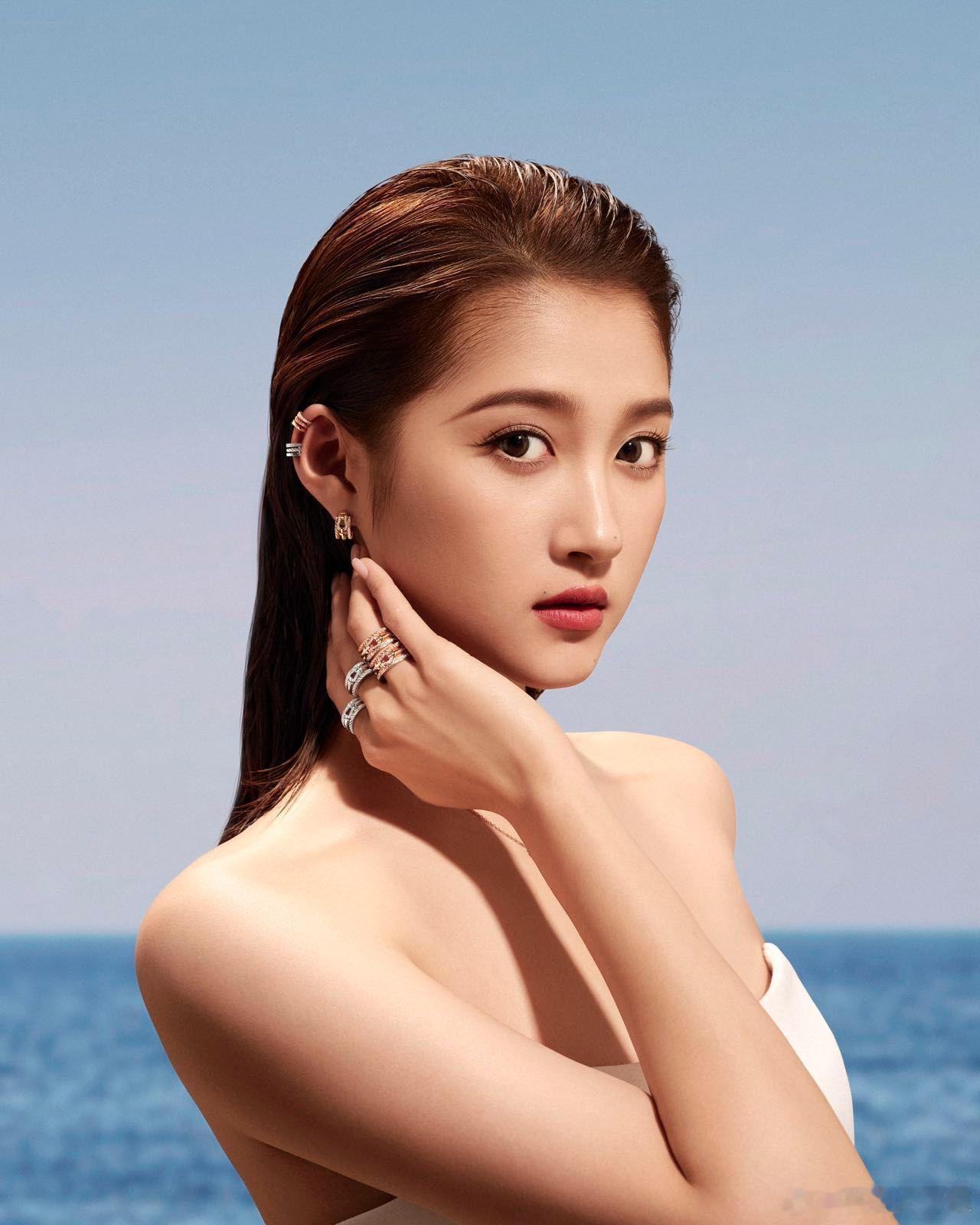 关晓彤大屏 关晓彤佩戴系列珠宝上新FRED最新全球广告，代言人时尚表现力好强！地