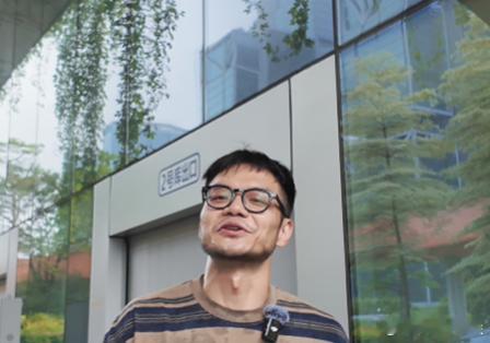 理想i8实车比图片渲染图好看多了。绝对惊艳，辨识度属于那种，我奶奶在8里地外都能