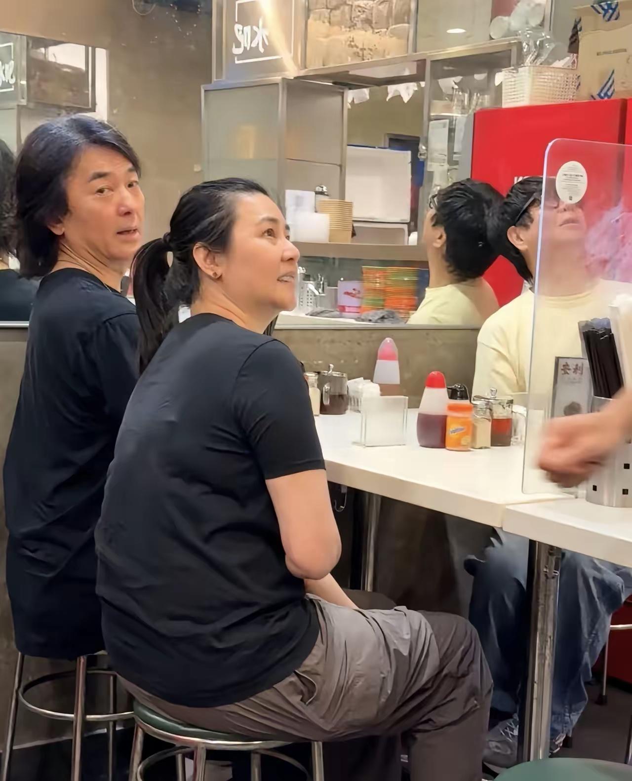 郑伊健与老婆蒙嘉慧坐在香港街头一家面馆吃拉面，
52岁的蒙嘉慧素颜，
穿着简单朴