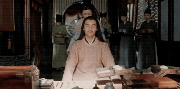 宋仁宗每天下朝后都指定一个宫女为自己梳头，他的头只有这个宫女可以梳，其她宫女都梳