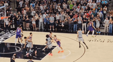 现役第一人！文班亚马中投绝杀点燃全场！
在今天NBA常规赛马刺对阵太阳的第四节比