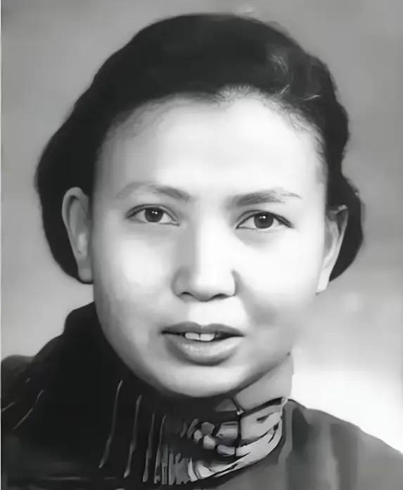 1941年，21岁的女战士莫林被活埋前，敌人竟突然问：“你认识莫林吗？”莫林一听