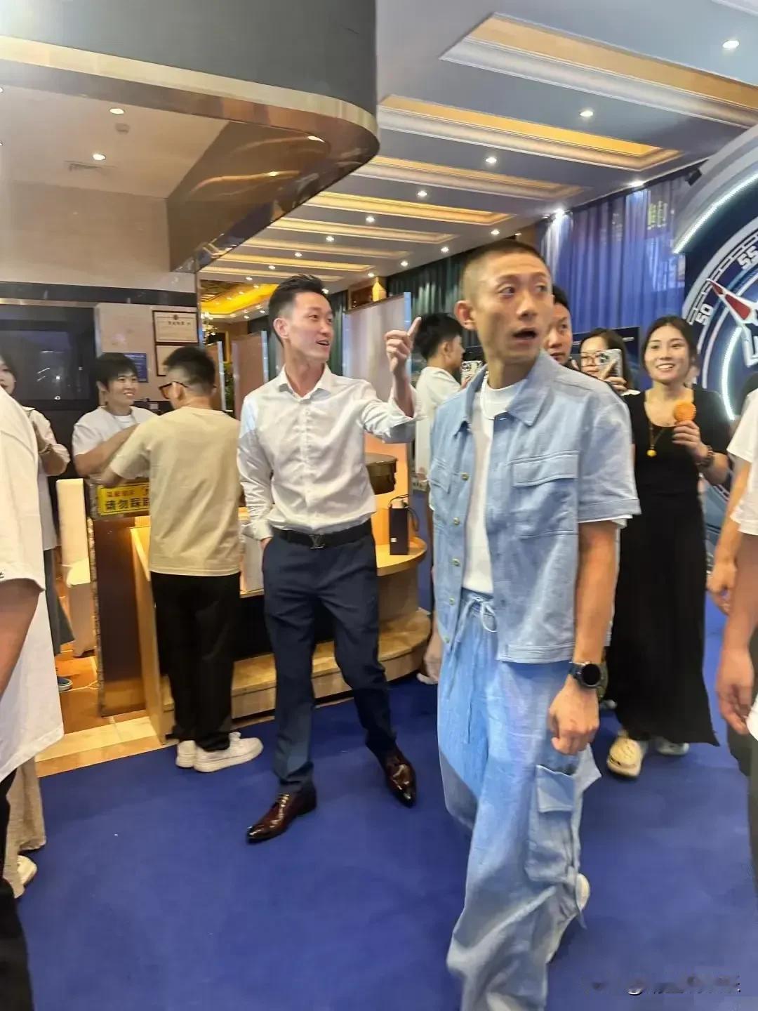 张一山，太瘦了吧！
脸颊深凹，黑眼圈深重，
看起来又瘦又憔悴，
从小就觉得他猴里