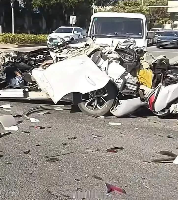 警方通报小轿车撞向货车致1死2伤 从现场视频来看，涉事小车疑似失去了控制，以非常