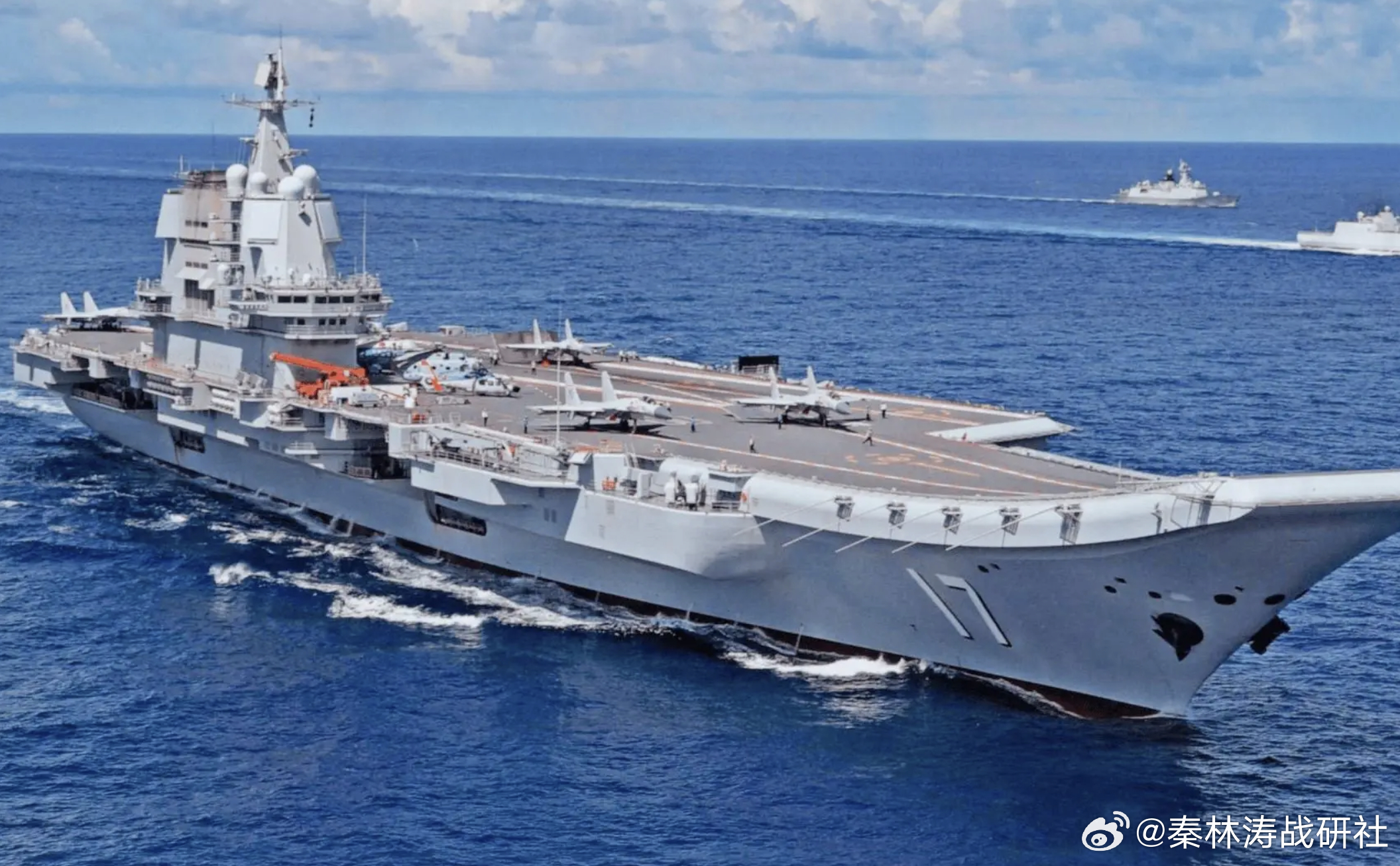 日本模拟攻击辽宁舰  好家伙！日本舰机跟在我们辽宁舰编队屁股后面，不光偷拍盯梢，