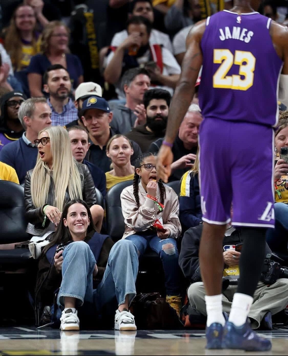 一如蕾哈娜，一如克拉克，看詹姆斯！原来，喜欢一个人眼神是藏不住的！ 