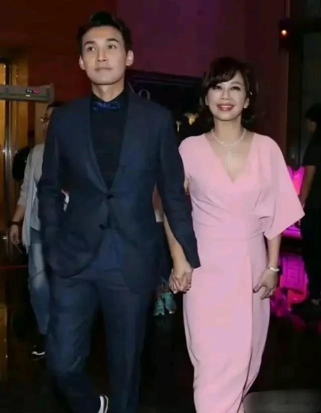 这对姐弟恋，娱乐圈出了名的恩爱夫妻。男人帅气有型，女人楚楚动人，当年也是红极一时