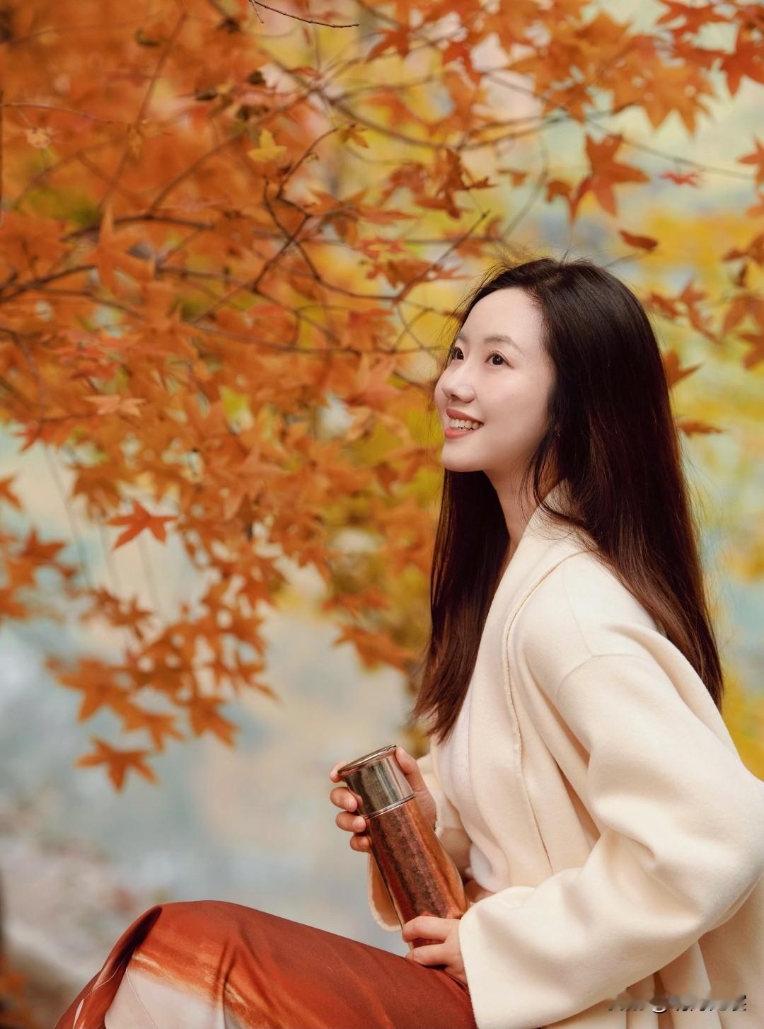 出门赏枫，别忘了带上保温杯哦！