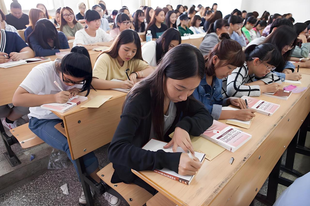 为什么说软件专业是当下报考亮点🔥真实优势不吹不黑
现在很多人吐槽软件专业内卷、
