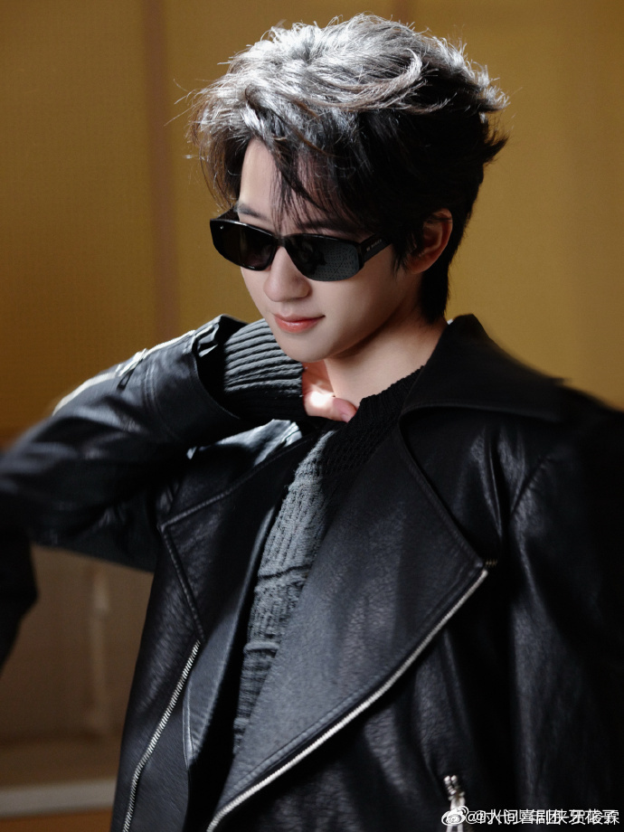 贺峻霖发了抖抖库存贺峻霖发库存照贺峻霖翻出库存照，全是之前短视频拍摄的花絮！每一