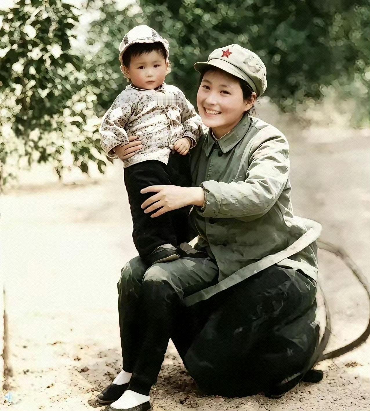 1936年，延安抗战时期红军女战士和她的女儿