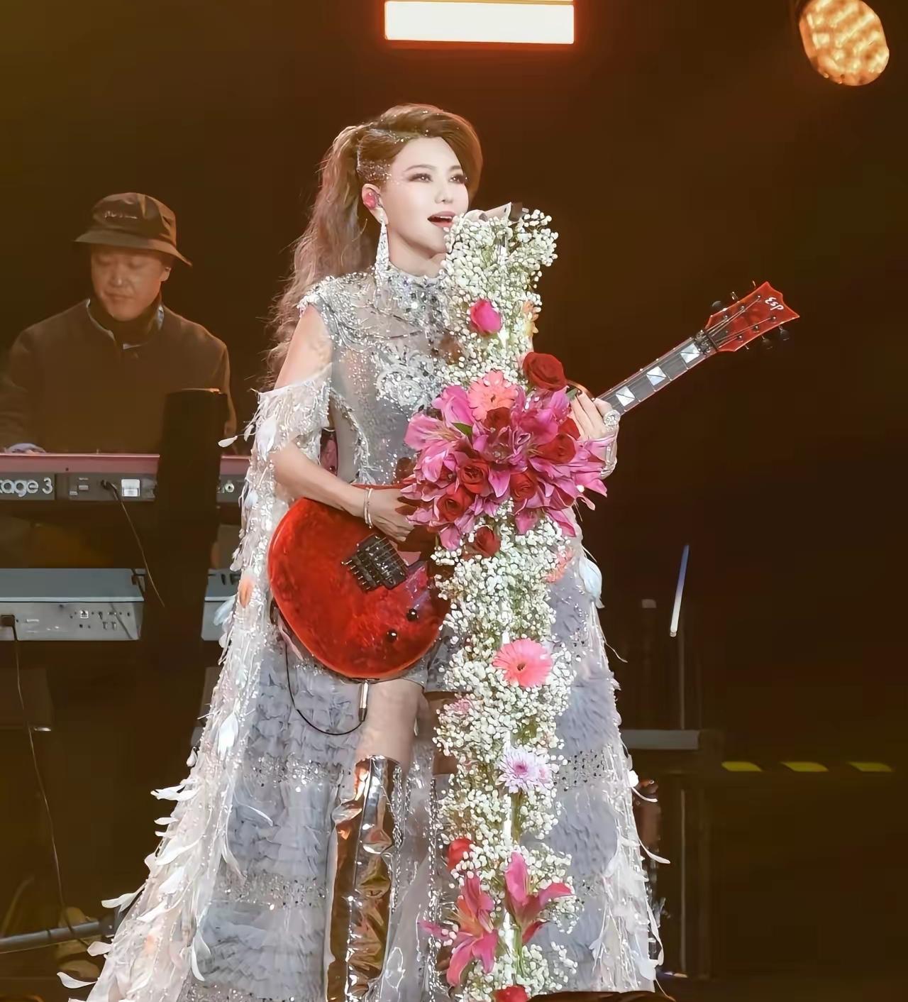 过了这么多年，
凤凰传奇都火了第二遍，
为什么，乌兰图雅老师还没

火的一塌涂地