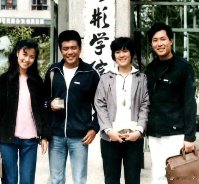 上世纪八十年代，八一电影制片厂的四位当红影星考入北京电影学院表演系，重返校园，昔