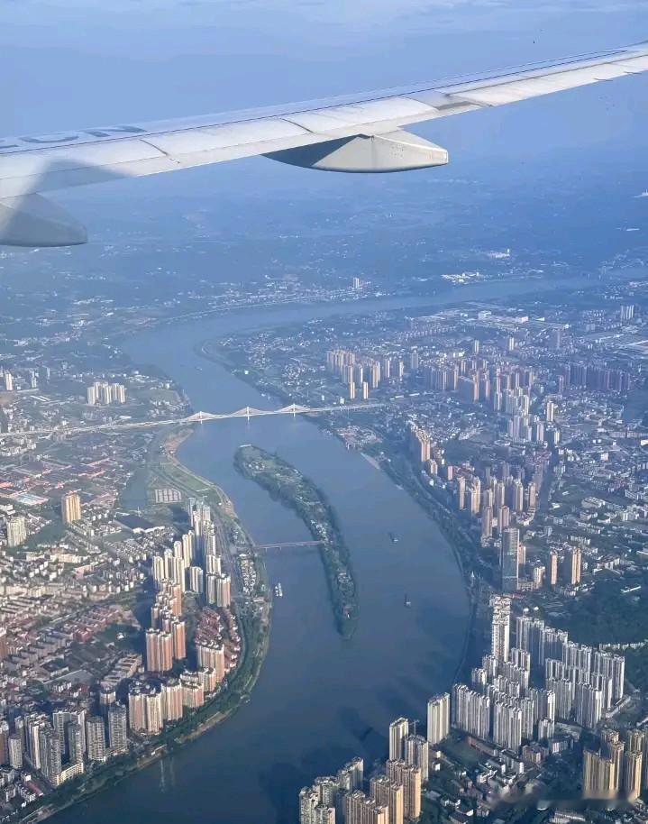 猜猜我乘坐飞机经过的这个城市是哪个城市？
最近乘坐飞机经过湖南中部，看到一个非常