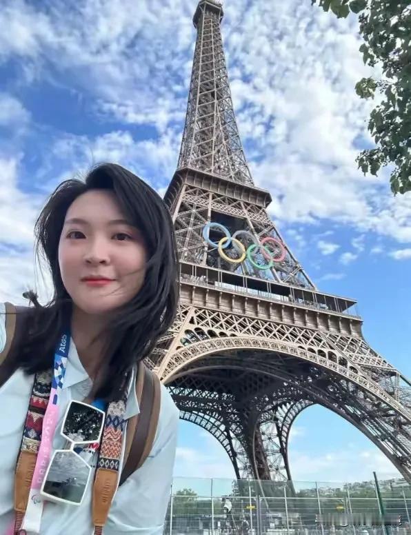 中国前女排国手与埃菲尔铁塔的合影，看起来十分和谐。
突出了一个高字，姑娘很高，1