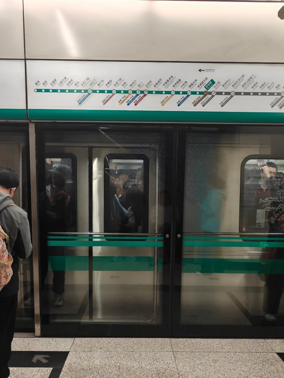 人一旦在有地铁的城市待久了 ，慢慢就习惯地下通勤的节奏。但只要体验过北京地铁早晚