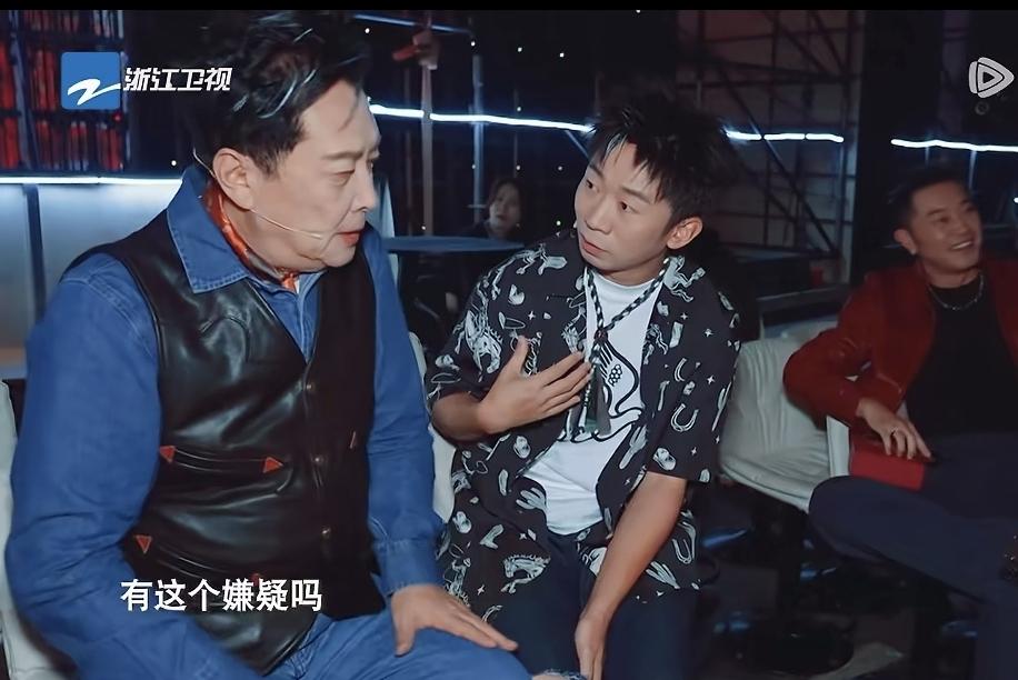 金靖：“强哥，你怎么评价我这个后辈呢？”
唐国强：“后背？”
金靖知道唐国强理解