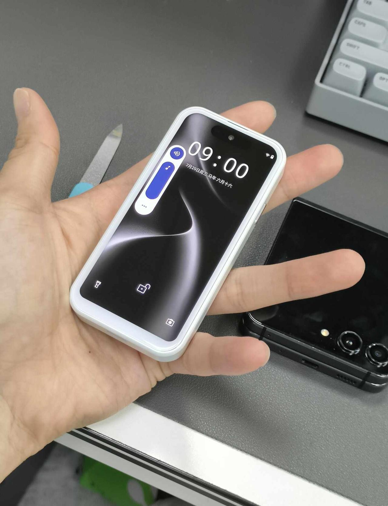 手机比小，大赛
这么小的手机
适合搞点什么形态呢？
	
科技数码howto 数码