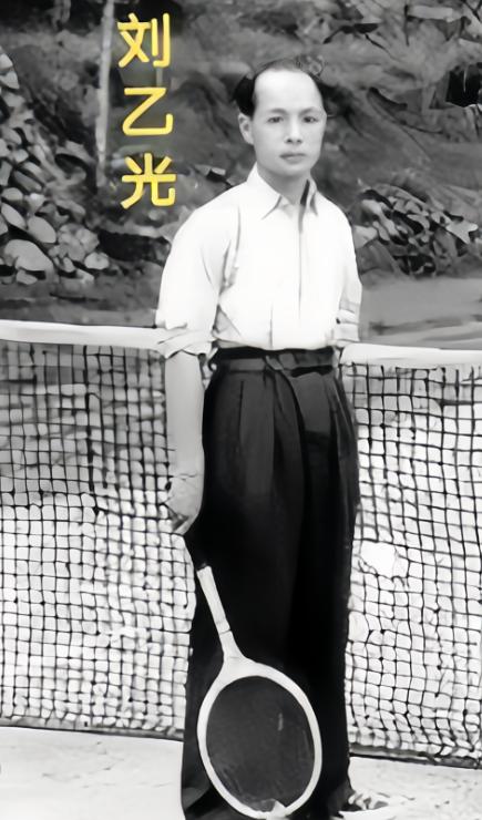 1982年，刘乙光的灵堂，没几个人来吊唁，谁都没想到，的张学良带着赵四小姐来了，