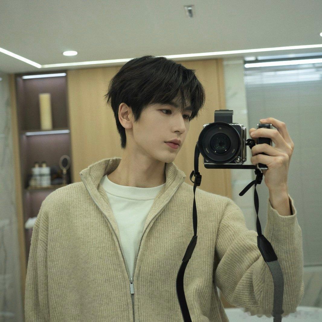 张凌赫对镜自拍，做自己的摄影师🤳 