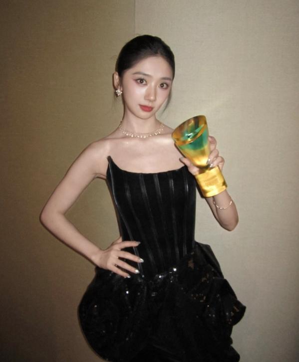 王影璐回应没抢丞磊座位
王影璐和丞磊根本就不需要抢座位，王影璐是鹅厂力捧的小花，