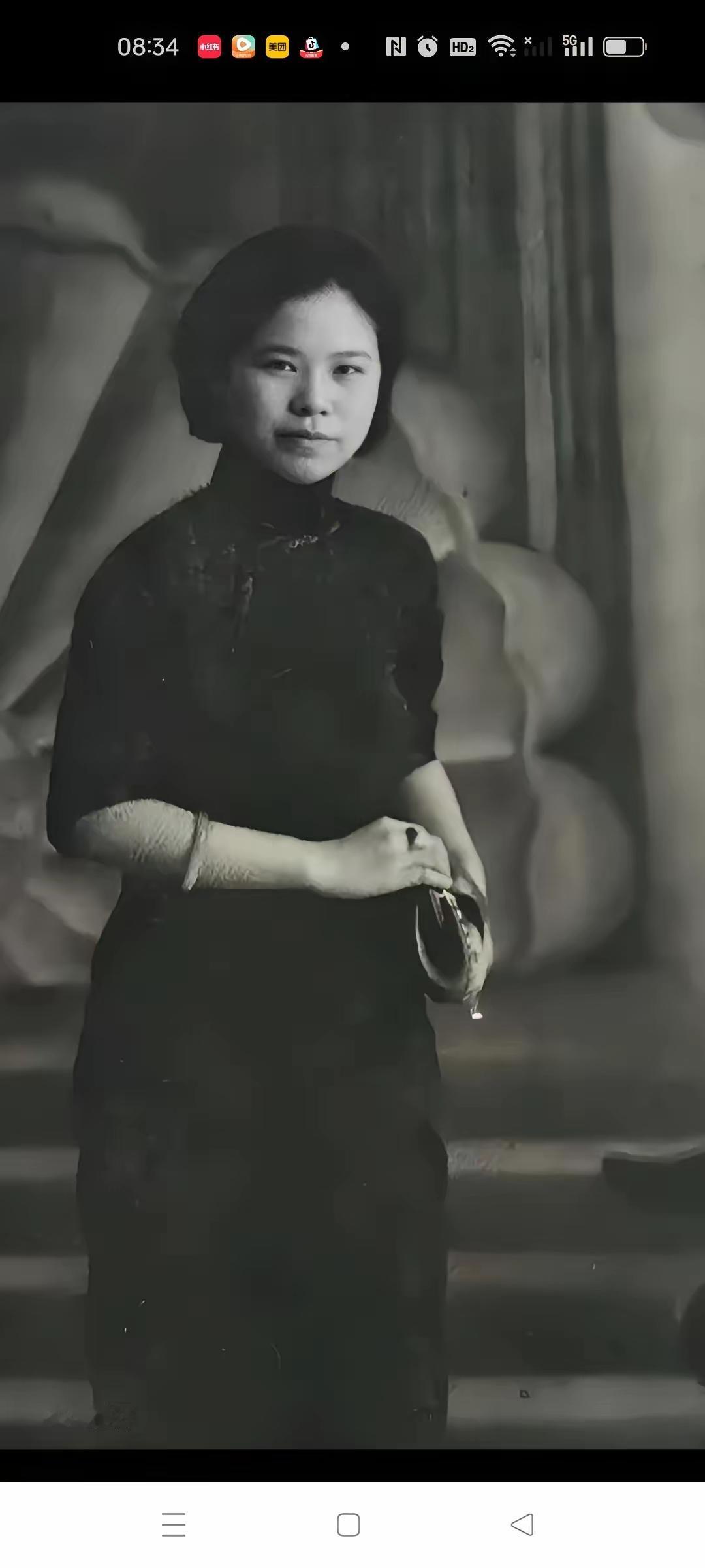 一九四七年，杨虎城将军的妻子谢葆真在狱中绝食二十二天后，迎来了生命最后一刻。狱卒