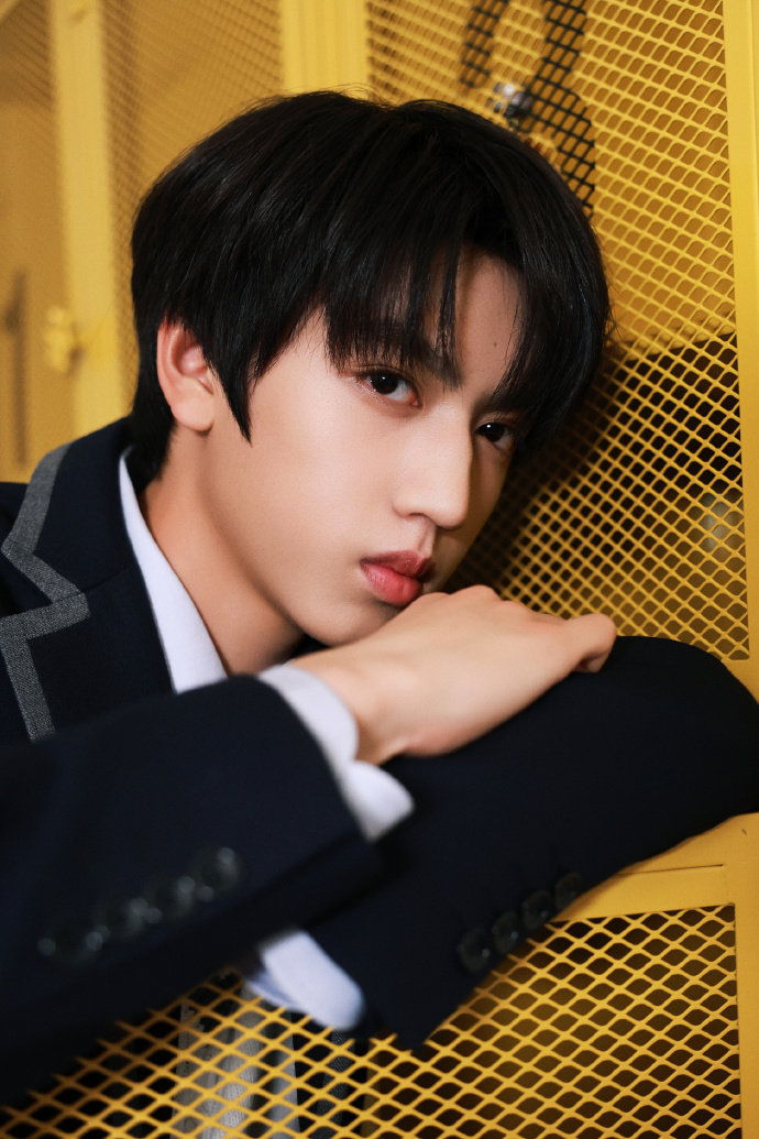 我们的少年时代2官宣张桂源 张桂源校服逆光美少年，张桂源我们的少年时代2官宣海报