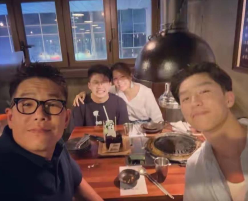 林晓峰与前妻出席儿子毕业礼，离婚6年关系良好，前妻称仍像家人
娱乐