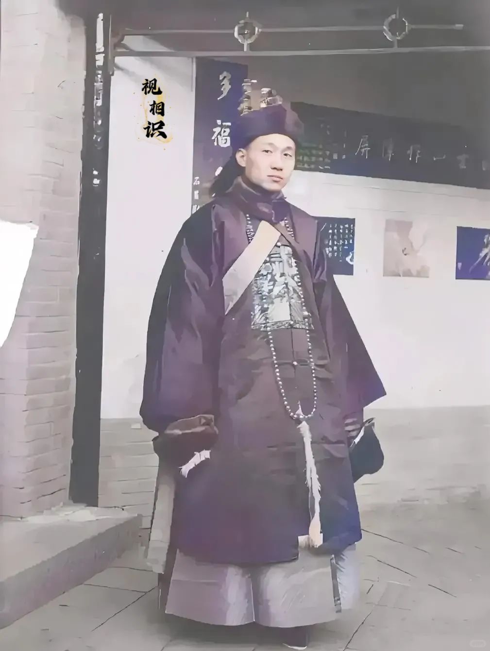 1910年，年轻的孔祥熙身着清廷官服的老照片，这不是因为他在朝中做官了，而是因为...