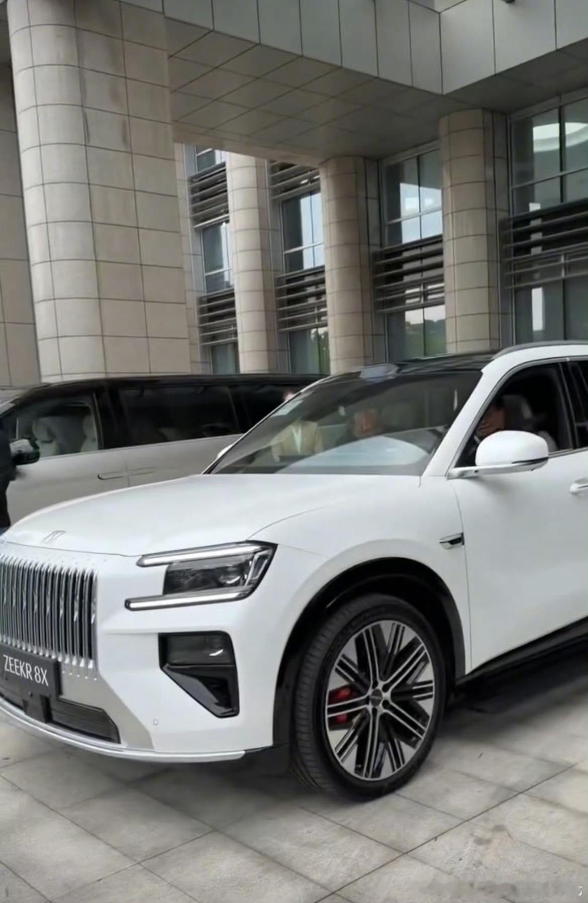 联想CEO杨元庆试驾国产豪车 谁懂啊！极氪8X未上市就炸翻全场，排面直接拉满联想