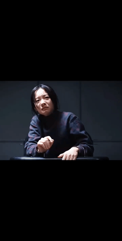 李庚希这段哭戏好戳人。最让人惊艳的是，她才24岁，却把母亲的无奈和绝望演得入木三