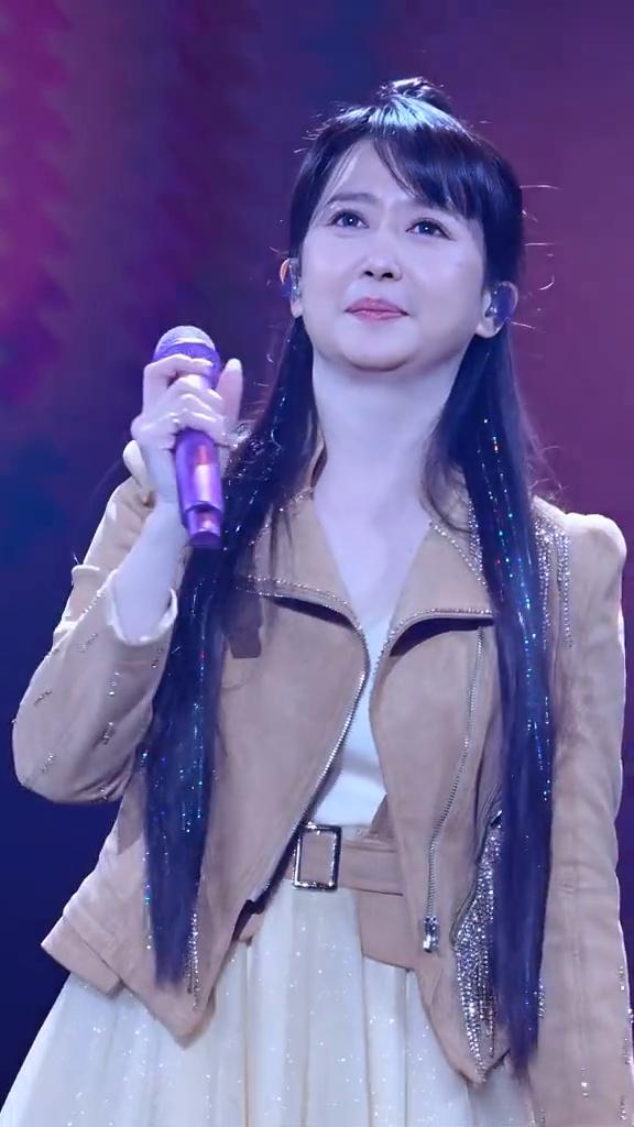 你们要的红雨。
红红的雨，叫我如何能够相信。鲜红的雨滴，倾诉我想你的心。