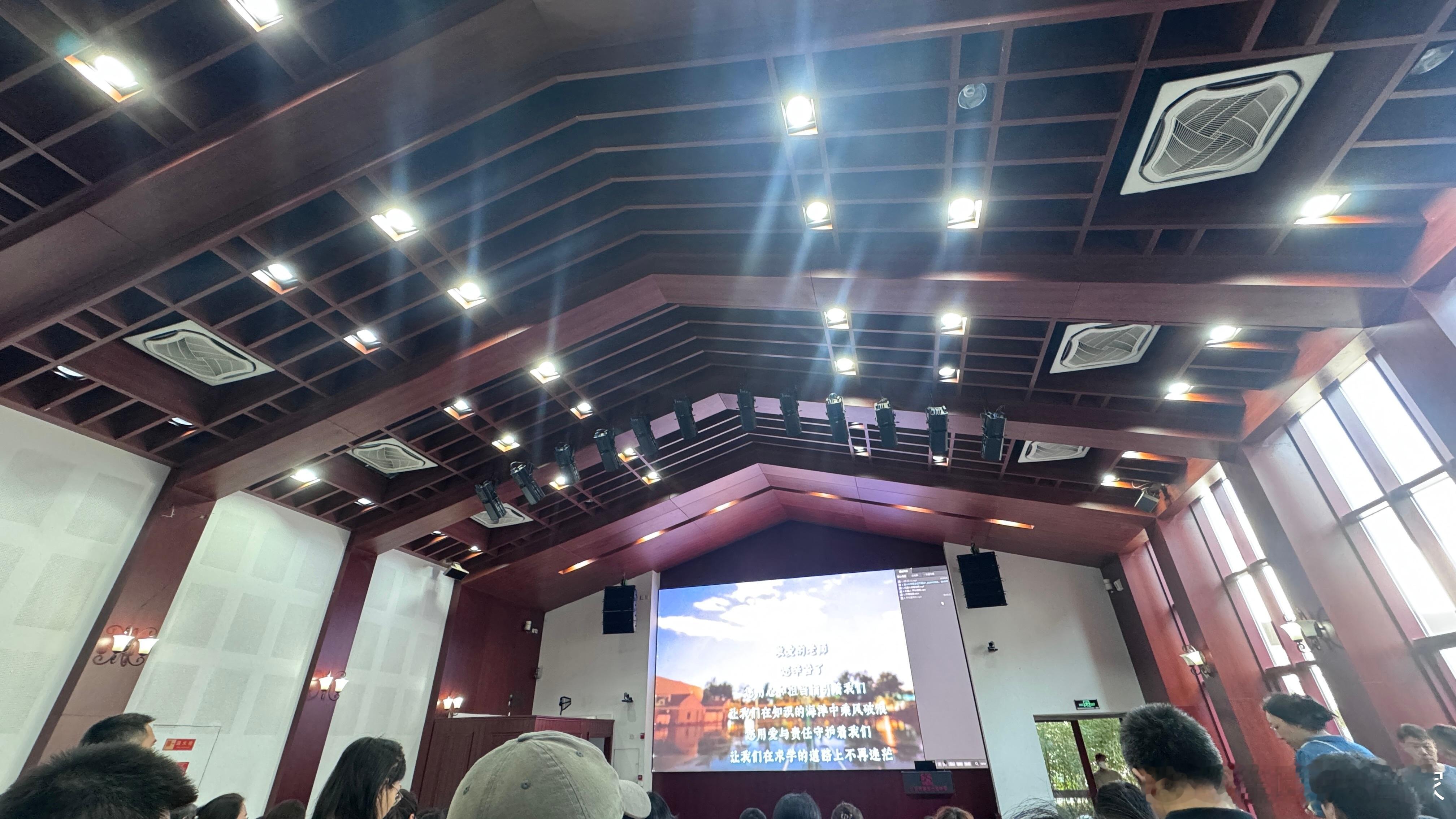 现在中学的硬件都这么棒了嘛！回想当时我上中学的时候，在现在金融街的原址，按院胡同