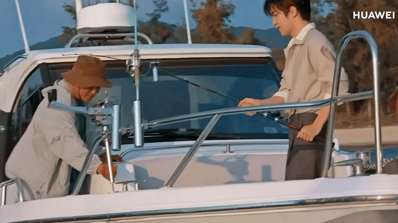 易烊千玺旅拍大片 海滩上的慢生活，千玺用他的气质与自在，将每一个瞬间都化为永恒的