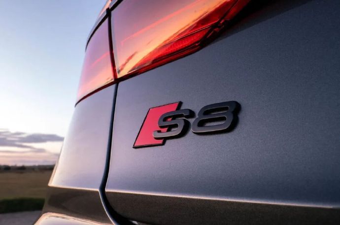 银耳标+V8双涡轮藏不住锋芒，571马力4秒破百，quattro四驱+空气悬架兼