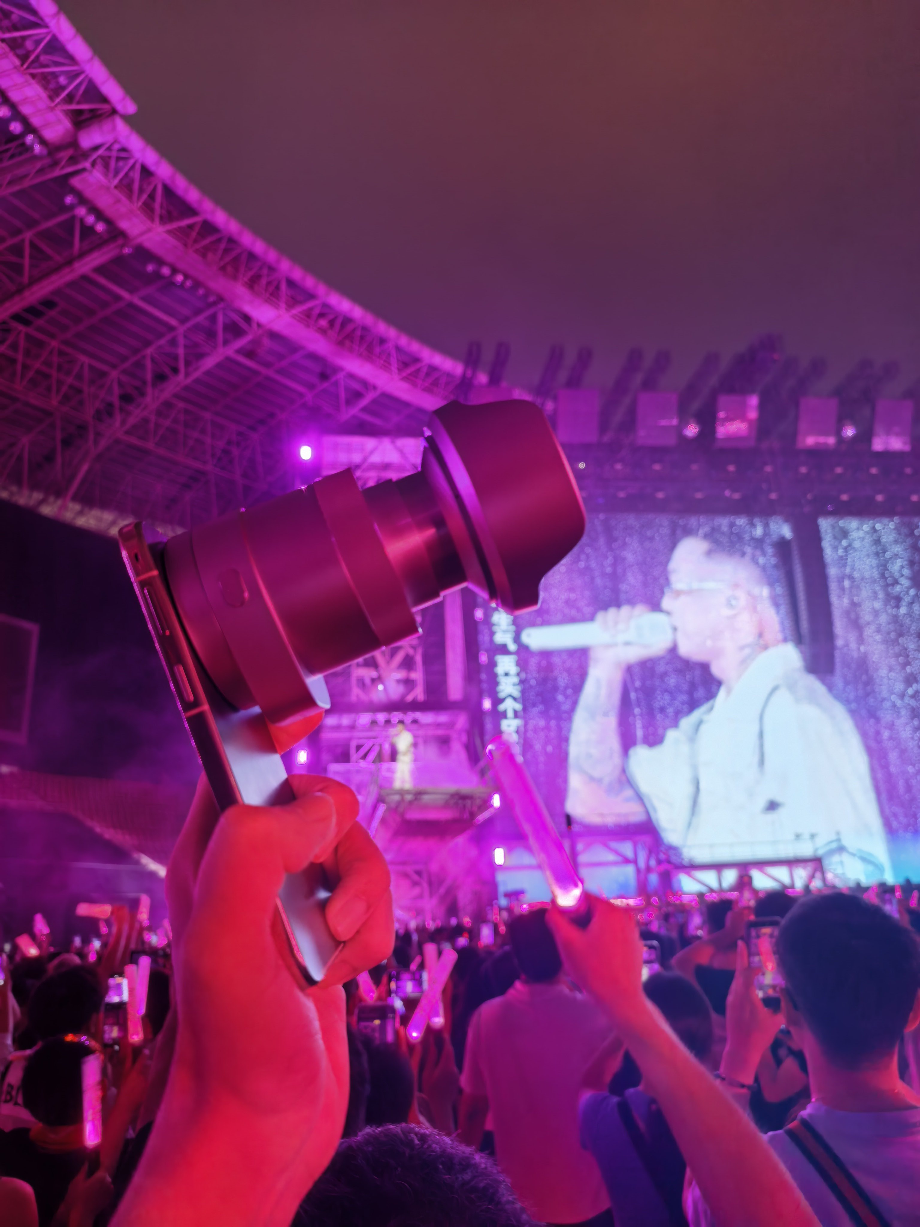 演唱会上拍了一会，我觉得战争短时间内应该会结束一下了。 ​​​