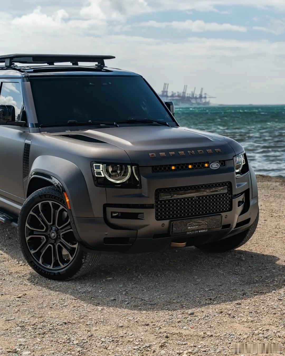 当硬派的轮廓，遇上海边的风🌊路虎卫士的魅力，从来都不只是征服山野哑光灰的质感，