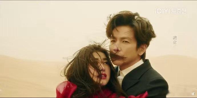 钟汉良朱珠亲密戏幻视沙漠旅拍雨水模糊思绪，隐秘心动化作幻境。许蜜语孤身行走漫漫沙