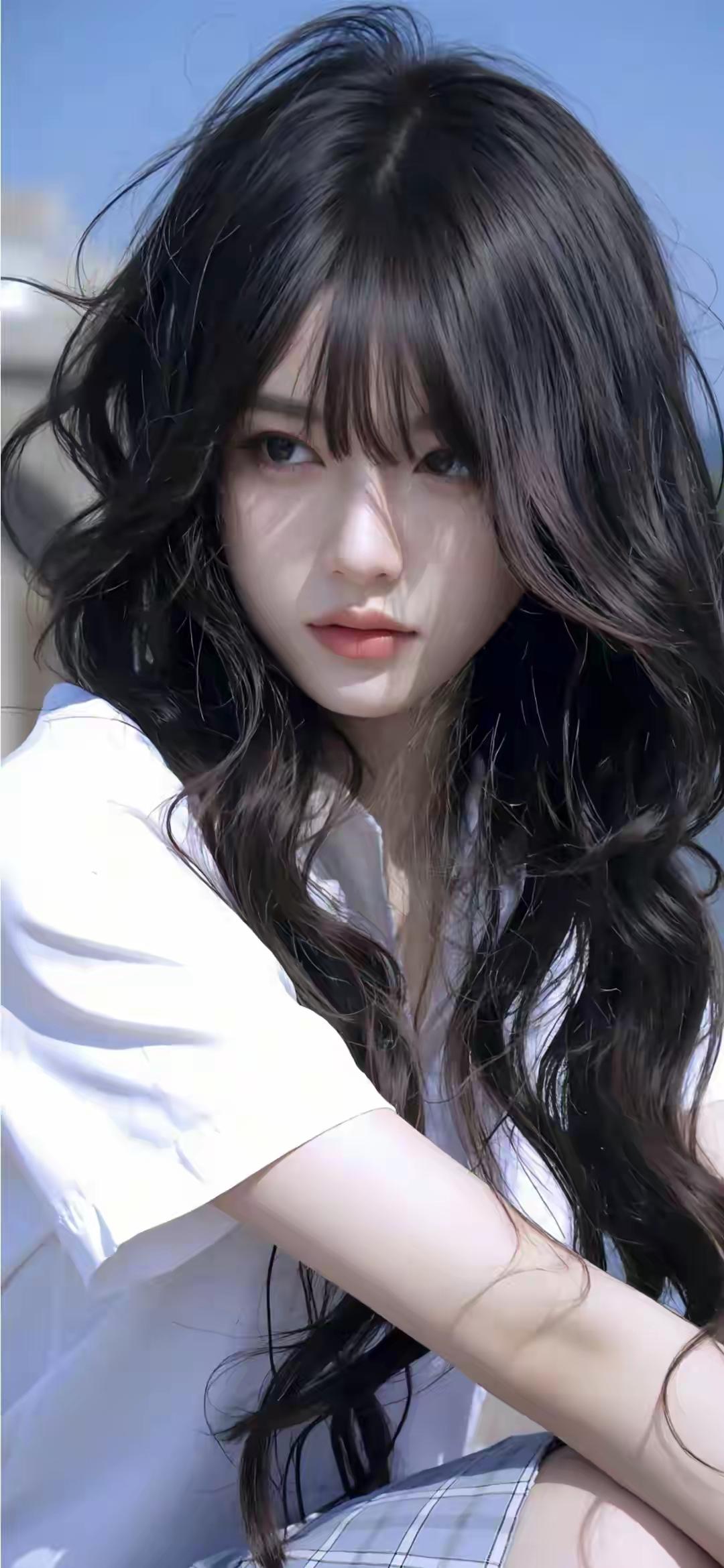 仿佛拒人千里之外的冷峻，
但难掩她眼中的清澈……