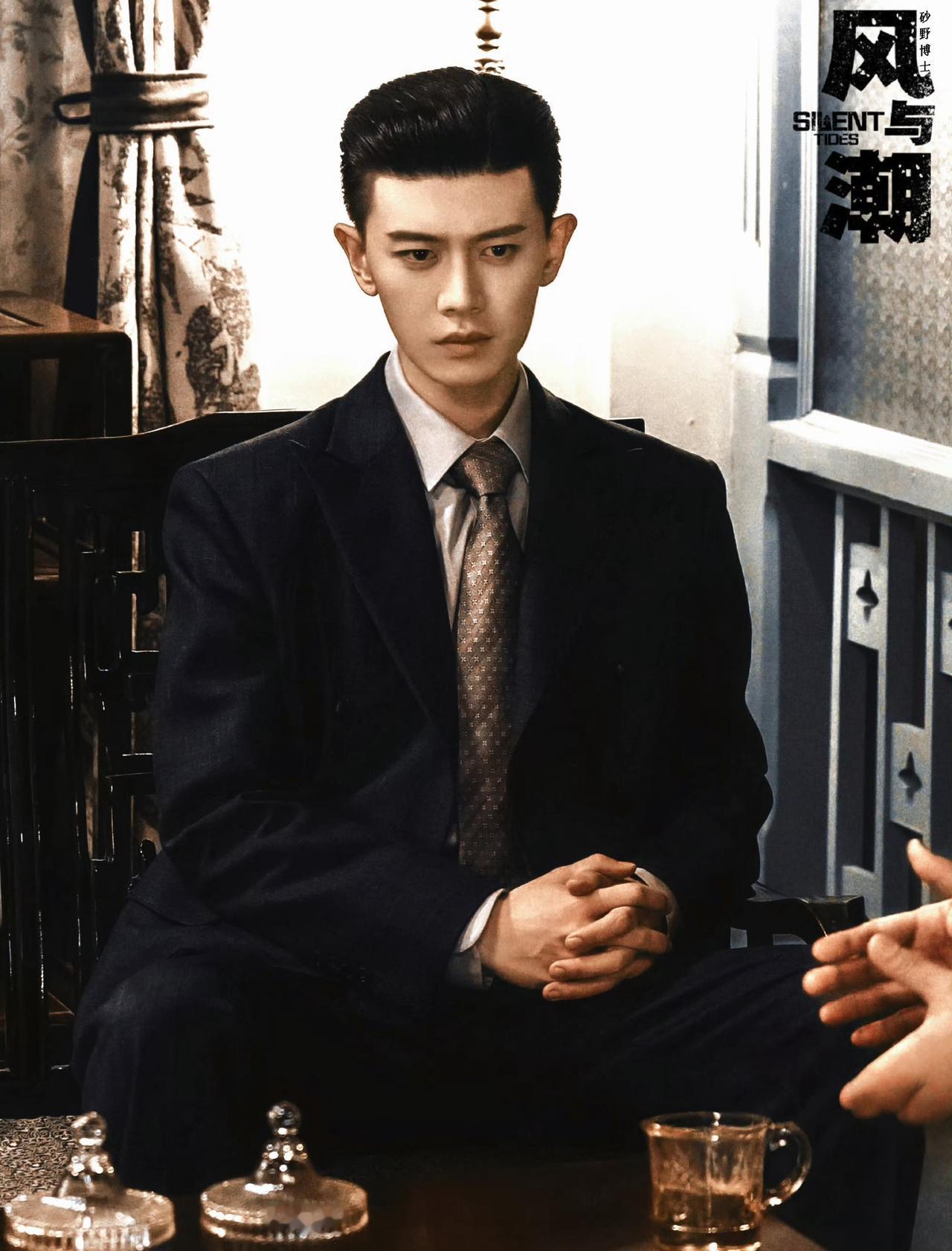 电视剧风与潮超话 
 
任嘉伦在《风与潮》中塑造的何贤，绝非脸谱化的英雄叙事，而