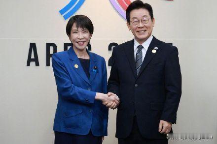 李在明高市早苗会晤握手合影
 
10月30日晚，韩国庆州的灯光下，一个令人意外的