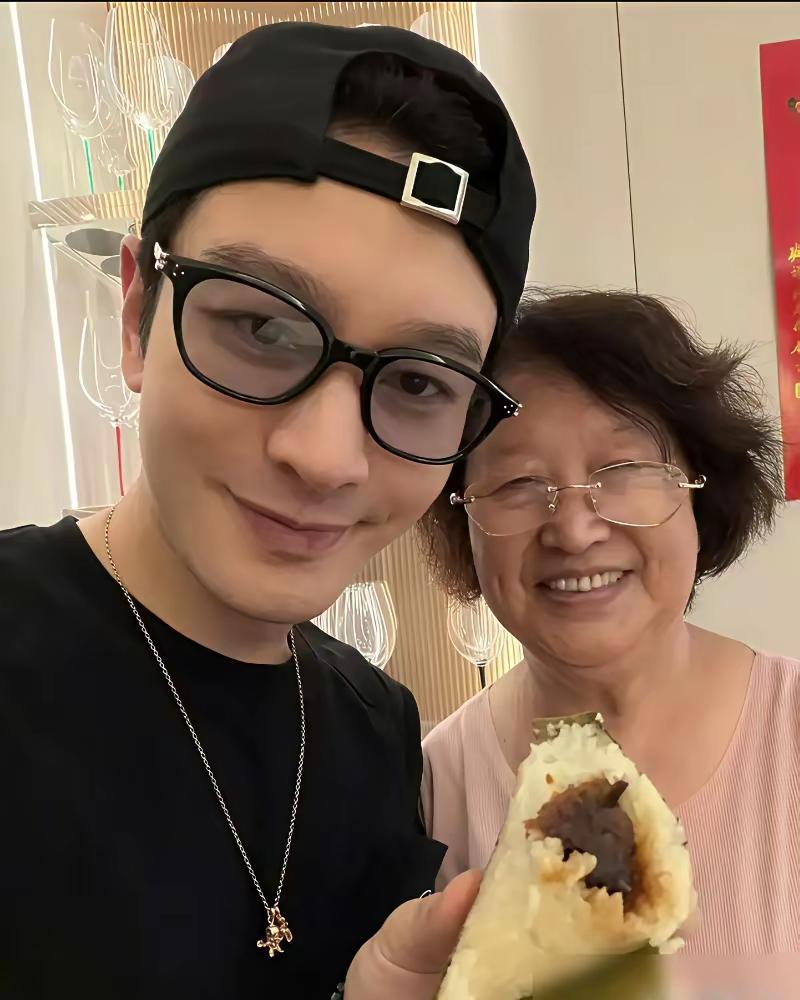 黄晓明和爸爸妈妈的合影，看来黄教主的颜值基因主要是遗传自爸爸，爸爸虽然上了年纪，