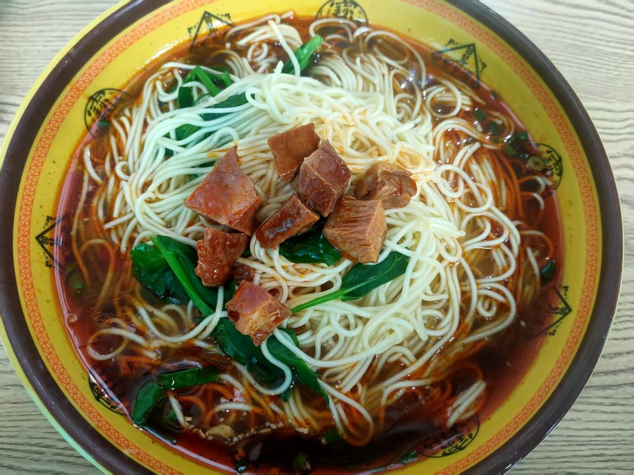 一碗色香味俱全的牛肉面，
对于我来说是非常不错的食物。